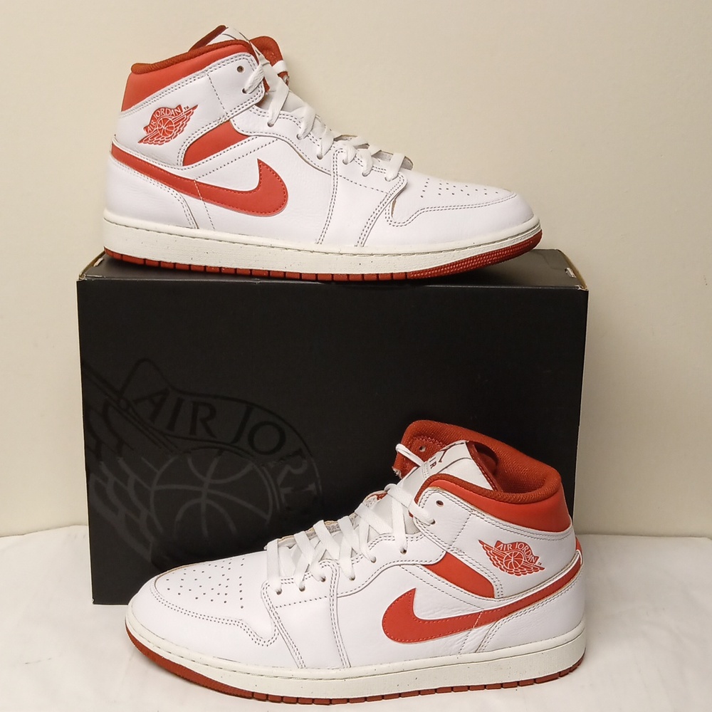 Air Jordan 1 MID SE "White Dune Red"